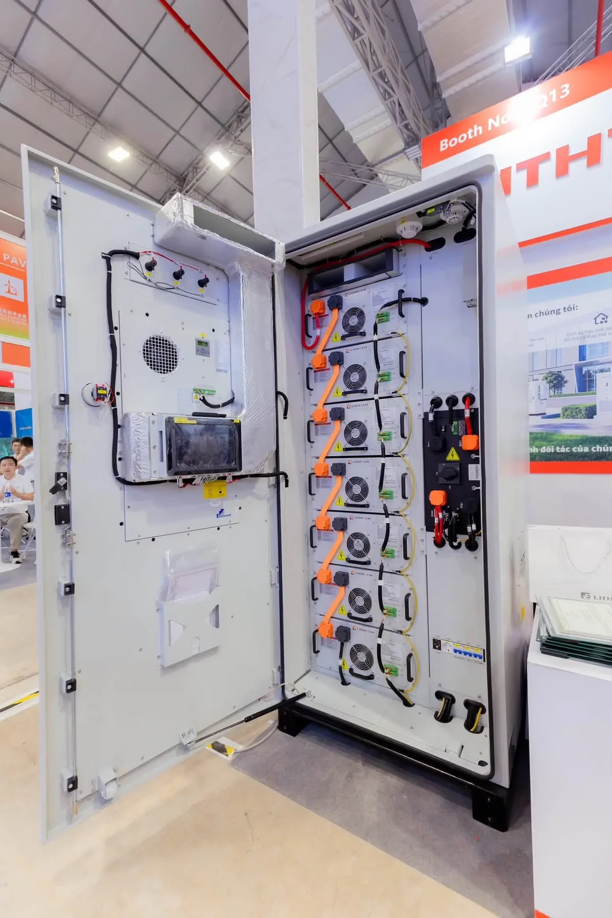 Tủ BESS công nghiệp mở khoang kỹ thuật để kiểm tra thiết bị