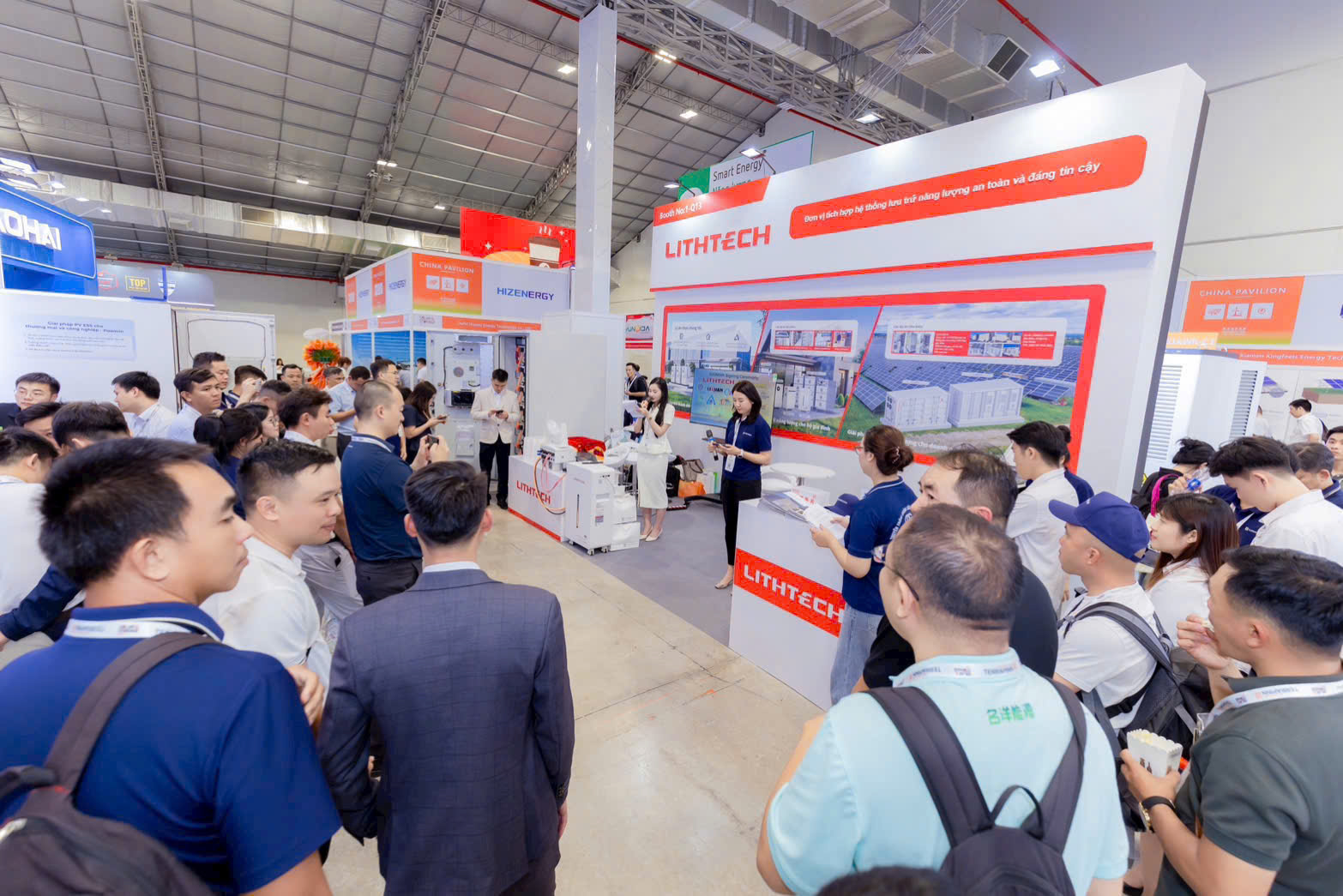 Khách tham quan tìm hiểu giải pháp lưu trữ tại gian hàng Lithtech