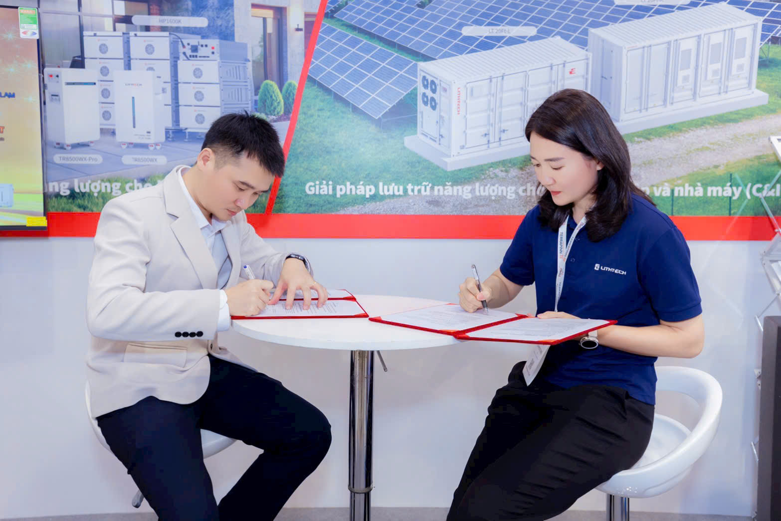 Đại diện SAVISOLAR và Lithtech ký văn bản hợp tác tại triển lãm