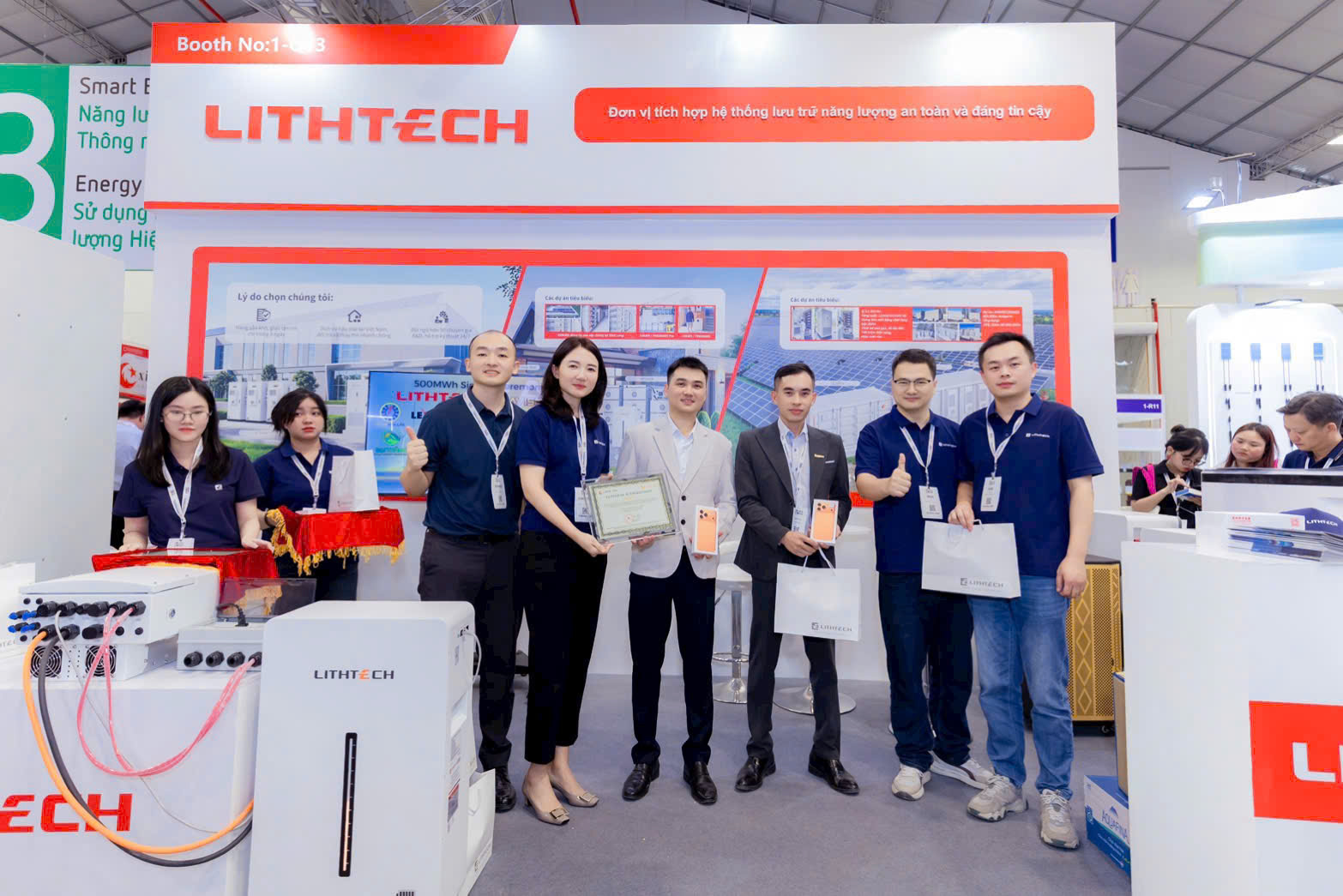 Đại diện SAVISOLAR, Lithtech và đối tác tại khu trưng bày lưu trữ năng lượng
